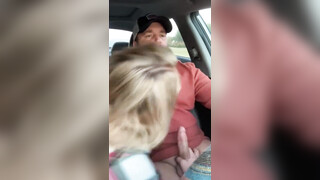 Marido recibe una mamada en el coche de su esposa mientras conduce