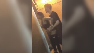 Pareja amateur cachonda pillada teniendo sexo después de la fiesta y filmada en secreto