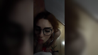 Linda mujer con gafas recibe una rápida corrida facial