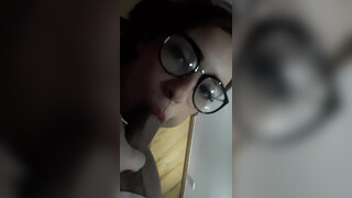 Linda mujer con gafas recibe una rápida corrida facial