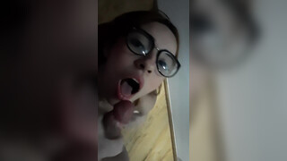 Linda mujer con gafas recibe una rápida corrida facial