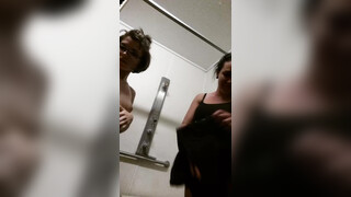 Pareja de lesbianas grabando ante la cámara su ducha desnuda